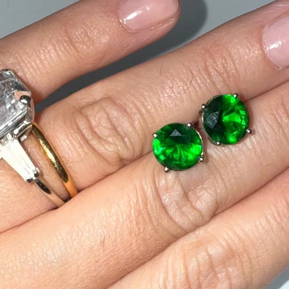 Lab Grown Emerald Green Stud Earrings 925 - Picture 1 of 3